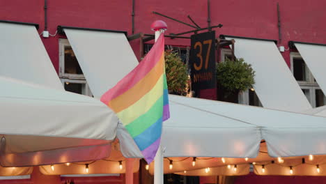 Regenbogenflagge---Lgbt-flagge-Auf-Der-Stange,-Die-Im-Wind-Weht