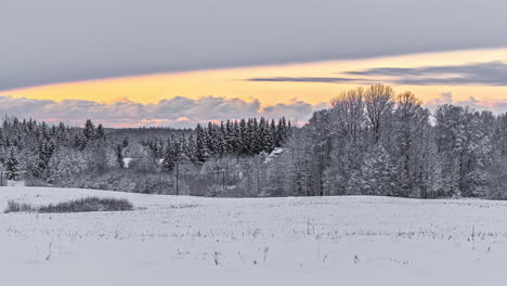 Frostig-Gefrorenes-Waldland-Mit-Schnee-Bedeckt---Bunter-Dämmerungshimmel-Mit-Wolken,-Zeitraffer