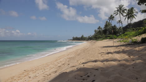 Wellen,-Die-Im-Sommer-An-Einem-Leeren-Strand-In-Hawaii-Auf-Den-Sand-Spritzen