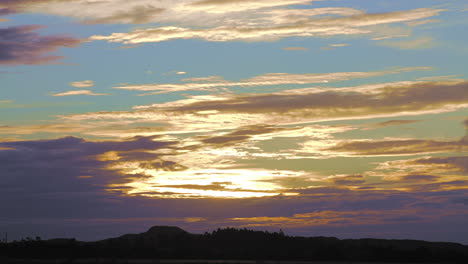 4k-Majestätische-Aufnahmen-Der-Sonnenuntergangslandschaft,-Erstaunliches-Licht-Der-Natur,-Wolkengebilde,-Himmel-Und-Wolken,-Die-Sich-Wegbewegen,-4k-Bunte,-Dunkle-Sonnenuntergangswolken