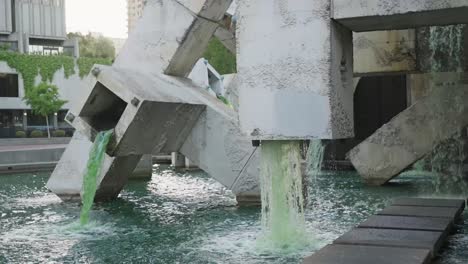 Grünes-Fließendes-Wasser-Wirft-Den-Brunnen,-120-Fps
