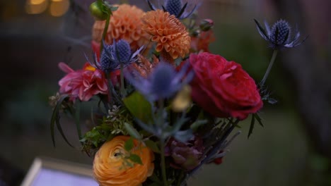 Bunter-Strauß-Tulpen---Rosa-Rosen,-Grüne-Knospen-Und-Violette-Blüten---Bunter-Blumenstrauß---Rote,-Orange,-Rosa,-Lila,-Grüne-Und-Weiße-Chrysanthemenblüten---Bunte-Blumenkomposition