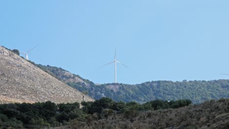 Turbinas-Eólicas-En-Una-Granja-De-Montaña-Cerca-De-La-Playa-De-Agia-Kyriaki-En-Kefalonia,-Grecia