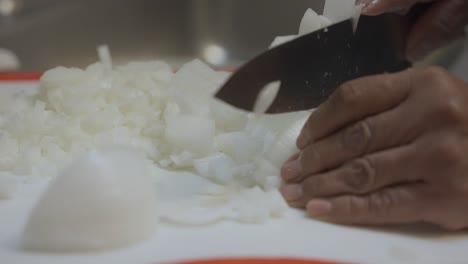 Mujer-Cortando-Cebollas-Blancas-En-La-Cocina,-120fps