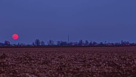 Heller-Vollmond,-Der-Gegen-Den-Blauen-Abendhimmel-über-Der-Ländlichen-Farmlandschaft-Aufgeht