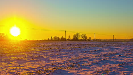 Karges-Trockenes-Ackerland-Winter-Sonnenuntergang-Zeitraffer-Vorbei