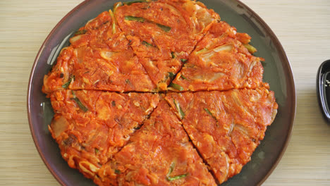 Panqueque-De-Kimchi-Coreano-O-Kimchijeon---Huevo-Mixto-Frito,-Kimchi-Y-Harina---Estilo-De-Comida-Coreana