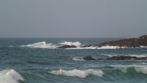 Waves-Crashing-Rocky-Coast-Of-Fistral-Bay,-Newquay,-England---slow-motion