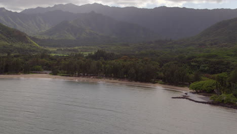 Fahren-Sie-über-Das-Meer-Und-Die-Küste-Und-An-Land-In-Oahu,-Hawaii