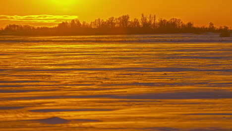 Zeitraffer-Bei-Nahaufnahme-Der-Untergehenden-Sonne-In-Der-Orange-gelblichen-Ansicht-Mit-Sich-Bewegenden-Wolken-Im-Hintergrund
