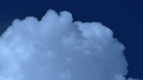 Nubes-Blancas-En-El-Cielo-Azul-Durante-El-Verano