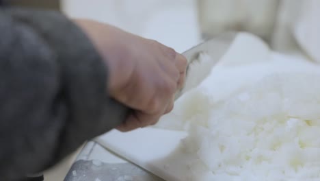 Picando-Cebollas-Blancas-En-La-Cocina,-120fps