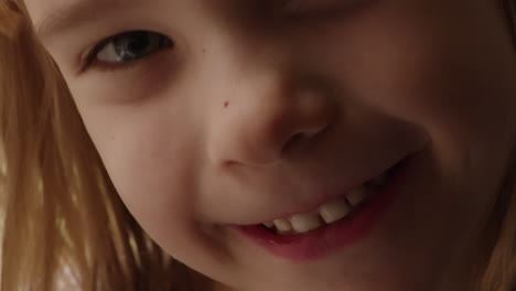 Süßes-Nahaufnahmeporträt-Eines-Glücklichen,-Lächelnden-Kleinen-Mädchens,-Das-Mit-Ihrem-Losen-Zahn-Wackelt
