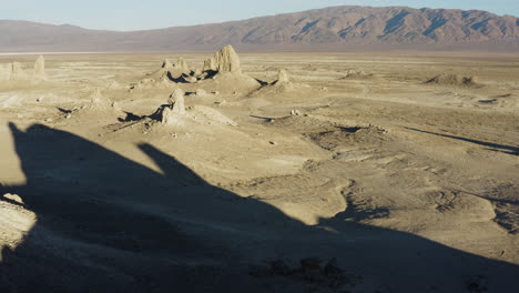 Weit-Zurückweichende-Luftaufnahme-Der-Zinnen-Bei-Sonnenaufgang-In-Der-Kalifornischen-Wüste