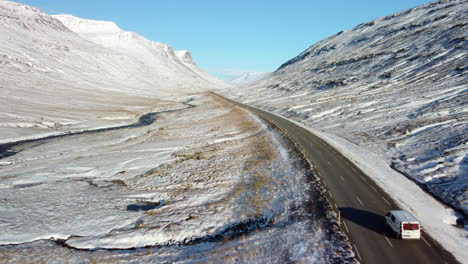 Paisaje-De-Carretera-Cuesta-Arriba-En-Invierno-En-Islandia