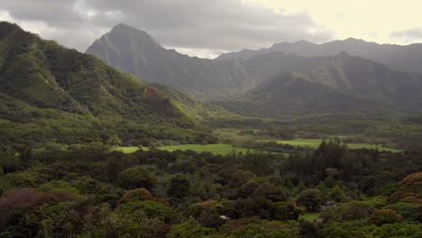 Push-towards-gorgeous-landscape-in-Oahu,-Hawaii