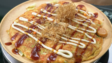 Poner-Pescado-Seco-Japonés-En-Okonomiyaki-O-Pizza-Japonesa