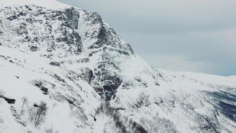 Schneebedeckte-Felsige-Bergspitze-In-Der-Nordnorwegischen-Alpenlandschaft,-Antenne
