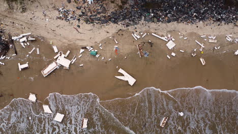 Plastik--Und-Metalltrümmer-Sind-Entlang-Der-Küste-Von-Malibu-Beach-In-Vietnam-Verstreut