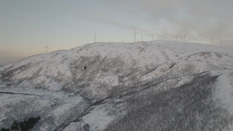 Windkraftanlagen-Für-Erneuerbare-Energien-Auf-Einem-Schneebedeckten-Berg
