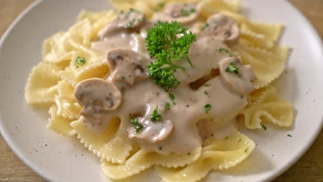 Pasta-Farfalle-Con-Salsa-De-Crema-Blanca-De-Champiñones---Estilo-De-Comida-Italiana