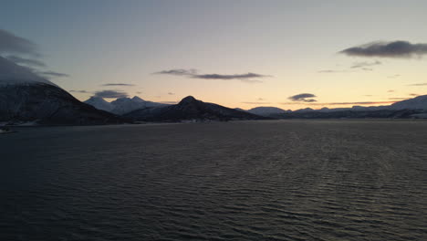 Asombrosa-Vista-De-La-Puesta-De-Sol-Durante-La-Noche-Polar-En-El-Norte-De-Noruega---Toma-Aérea