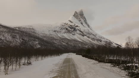 Majestuosa-Montaña-Otertinden-En-Mal-Humor-ártico,-Paisaje-Nevado