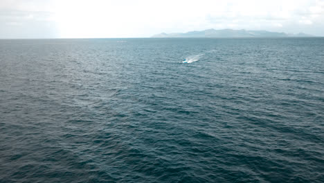 Ein-Boot,-Das-über-Den-Ozean-Segelt