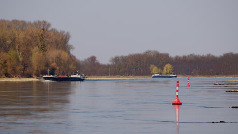 Dos-Barcos-De-Transporte-Industrial-Navegando-Con-Gas-O-Líquidos-En-El-Rin-Cerca-De-Karlsruhe,-Alemania