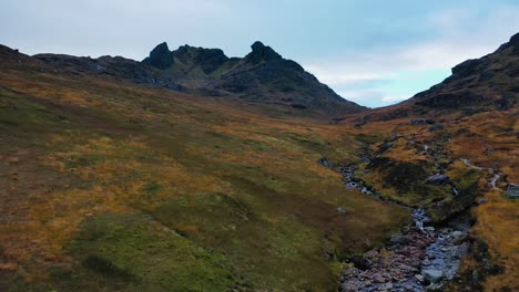 Dazwischen-Berge-In-Einem-Tal-In-Schottland