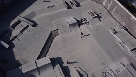 Luftaufnahme-Eines-Menschen,-Der-In-Einem-Skatepark-In-Mexiko-Stadt-Schlittschuh-Läuft