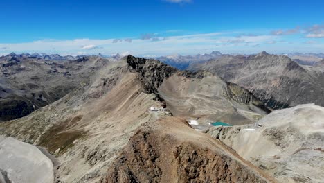 Luftüberflug-Um-Den-Gipfel-Fuorcla-Trovat-Auf-Der-Diavolezza-Im-Engadin,-Schweiz-Mit-360-blick-Auf-Den-Pers-gletscher-Und-Andere-Gipfel-Der-Schweizer-Alpen-Rund-Um-St
