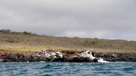 Pov-Bootsfahrt-Nach-Punta-Suarez-Auf-Den-Galapagosinseln-Mit-Wogenden-Wellen
