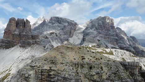 Impresionantes-Imágenes-De-4k-De-Un-Joven-Excursionista-Parado-En-La-Cima-De-Una-Montaña-Rodeado-Por-El-Increíble-Paisaje-Y-Las-Enormes-Formaciones-Rocosas-De-Los-Dolomitas-En-El-Norte-De-Italia-En-Un-Día-Azul-Claro