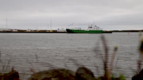 Grindavik,-Island-Hafen-Mit-Schiff-Und-Wasser-Im-Zeitraffer