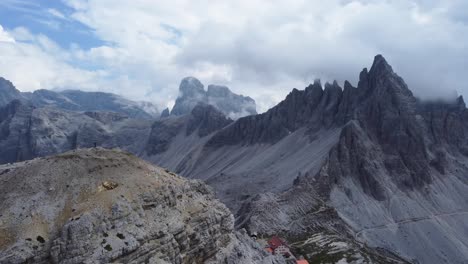 Ein-Junger-Wanderer-Genießt-Nach-Einer-Abenteuerlichen-Wanderung-In-Den-Bergen-Die-Aussicht-Auf-Die-Dolomiten-In-Italien