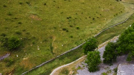 Luftaufnahme,-Die-Das-üppige-Tal-Des-Peak-District-In-Der-Malerischen-Ländlichen-Englischen-Landschaft-Hinabsteigt