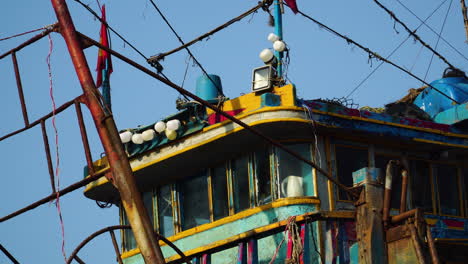 Barco-De-Pescadores-Con-Varios-Colores-Con-Un-Primer-Plano-Del-Puente-Del-Capitán