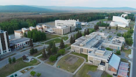Video-De-Dron-De-4k-Del-Campus-De-La-Universidad-De-Alaska-Fairbanks,-Ak-Durante-El-Día-De-Verano