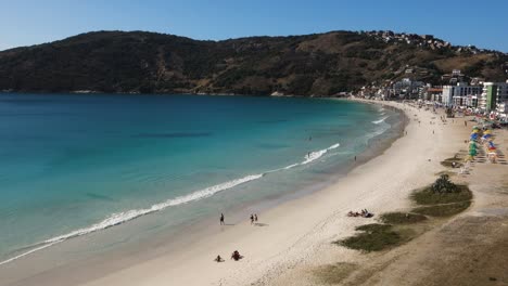 Atemberaubender-Blick-Auf-Den-Prainha-Beach-In-Arraial-Do-Cabo,-Brasilien,-An-Einem-Sonnigen-Tag