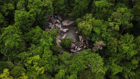 Drone-Volando-A-Través-De-La-Selva-Tropical-Y-La-Cascada-De-Montaña