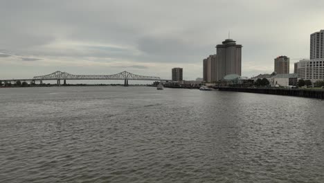 Luftanflug-Auf-Ein-Flussschiff-Auf-Dem-Mississippi-In-New-Orleans