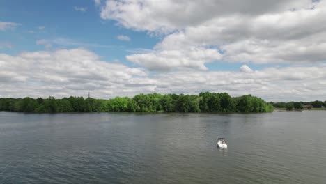 Panoramaaufnahme-Eines-Bootes,-Das-Still-In-Einem-See-Mit-Grünen-Bäumen-An-Der-Seeseite-Steht,-360-Grad-Ansicht