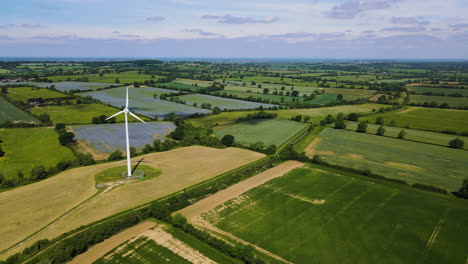 Ariel-Aufnahmen-Von-Windkraftanlagen-Und-Einer-Wunderschönen-Englischen-Landschaft-In-Northamptonshire-Mit-Atemberaubender-Skyline