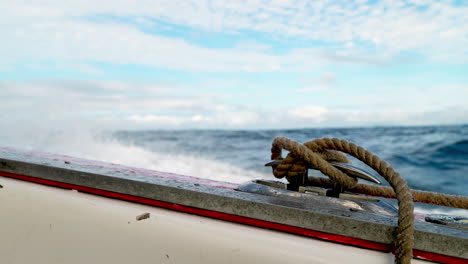 Nahaufnahme-Des-Rigging-Seils-Auf-Dem-Boot-Mit-Bokeh-Hintergrund-Von-Wellen,-Die-In-Den-Galapagos-Inseln-Vorbeispritzen