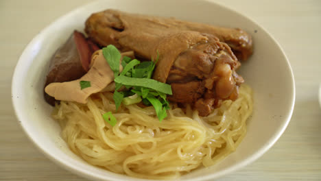Getrocknete-Nudeln-Mit-Geschmorter-Ente-In-Weißer-Schüssel---Asiatischer-Essensstil