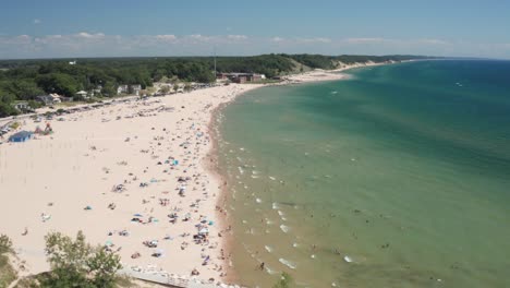 Lake-Michigan-beach-in-Muskegon,-Michigan-with-drone-video-moving-sideways