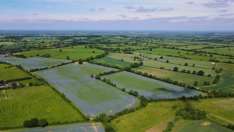 Bonitos-Campos-Verdes-Y-Azules-En-La-Campiña-Inglesa-Rural-En-Northamptonshire,-En-Las-Afueras-De-Upper-Boddington