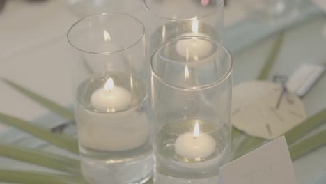 Kerzen-In-Gläsern,-Die-Auf-Wasser-Schwimmen,-Brennen-Bei-Der-Hochzeit