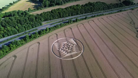 Drohnen-Nahmen-Luftaufnahmen-Von-Kornkreisen-In-Der-Britischen-Micheldever-station-Von-Einem-Feld-Mit-Gelbem-Getreide-Bei-Dichtem-Verkehr-Auf
